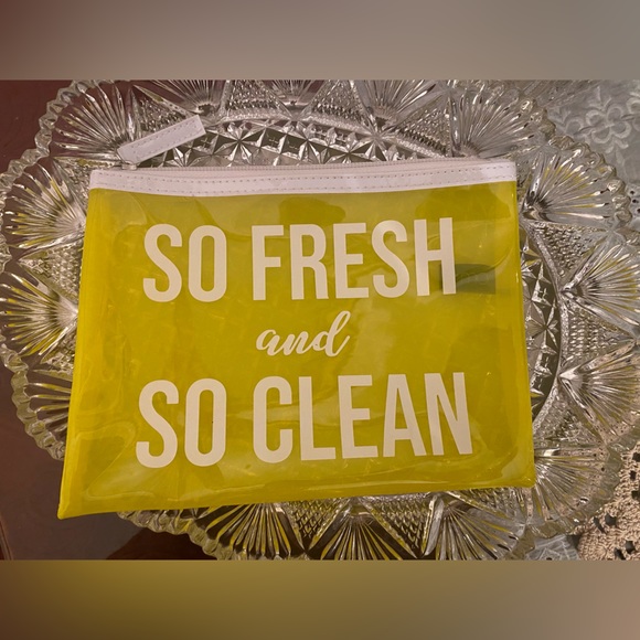 NWOT Macy’s Beauty Lemon Yellow “So Fresh & Clean” Zipper Plastic Shower Bag - Picture 4 of 8